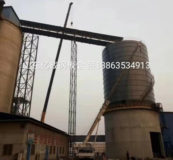 鋼板倉(cāng)建設(shè)中